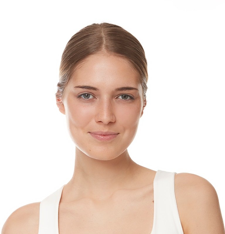 Junge Frau trägt BB Cream auf